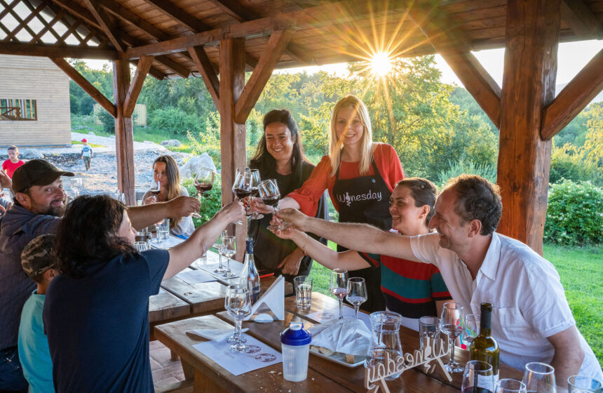 Tabără de echitație și vin. Cum vine asta?